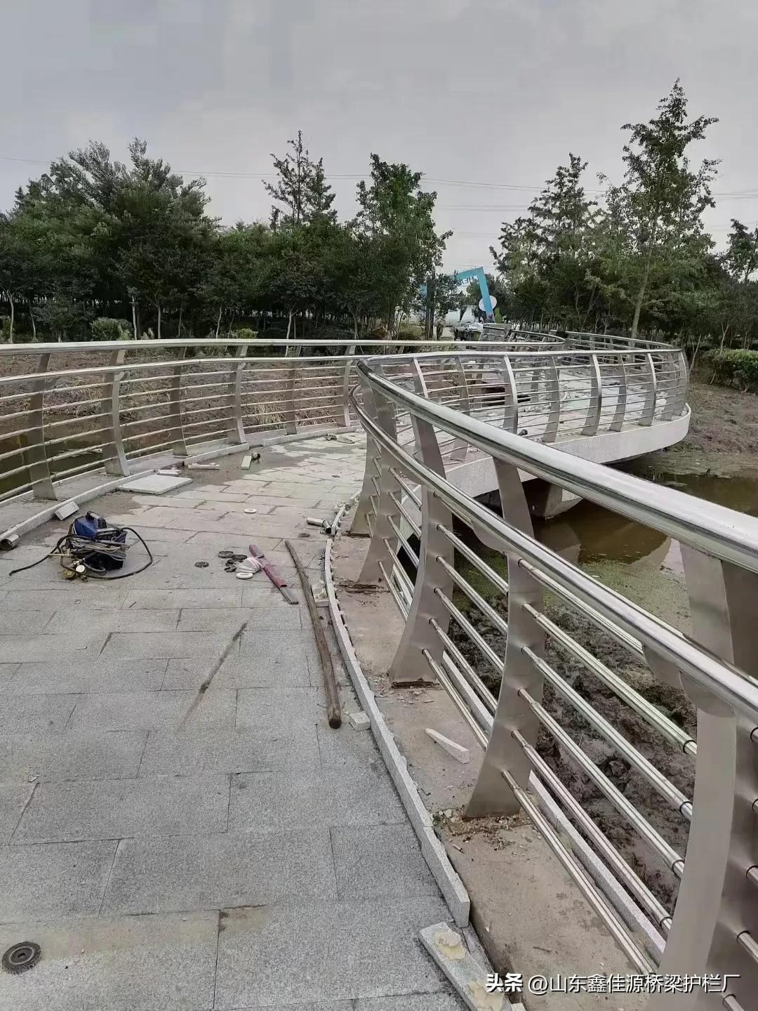 不锈钢复合管护栏的焊接优势，鑫佳源护栏宣