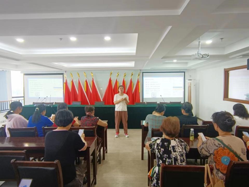 让老年人一起来“5G冲浪”，麒麟门社区开展APP教学活动