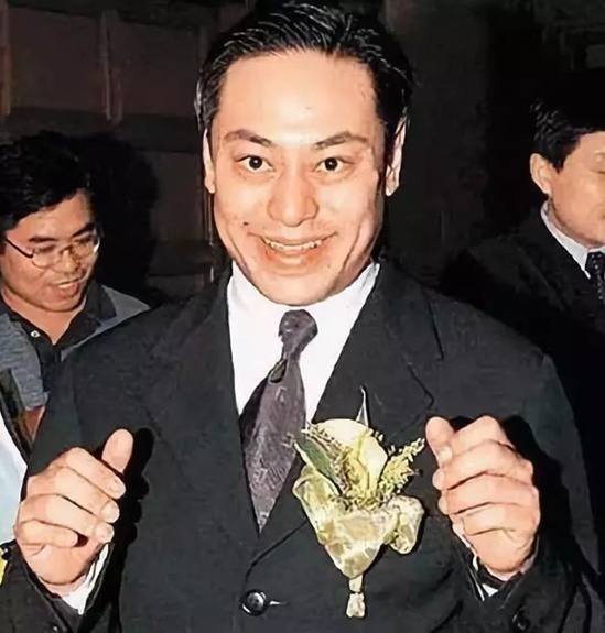 中国穷小子，炒房狂挣20亿，拍拖多位明星，47岁猝死东莞