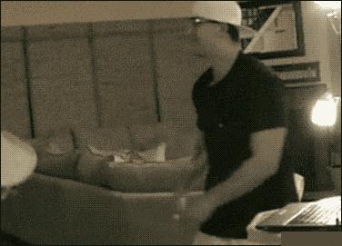 妹子，你的背的包很别致啊，旁边兄弟盯得眼都直了，哈哈哈哈哈哈