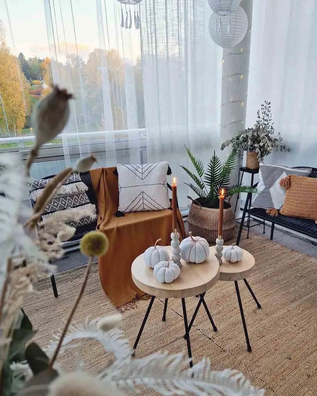 家里阳台怎么像露营感觉,阳台既能晾衣服也能当临时卧室