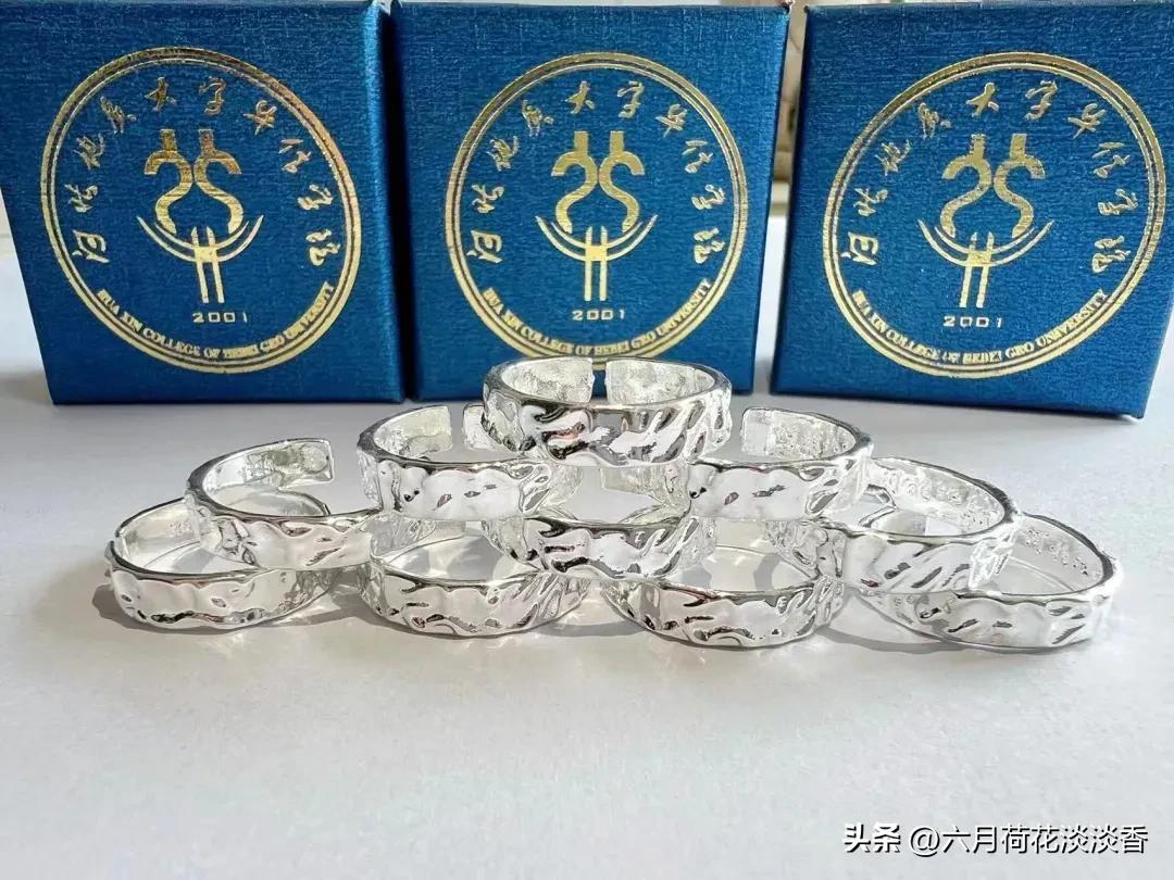 一只杯子一个行李箱...由为高校毕业生发放专属纪念礼物而想到的