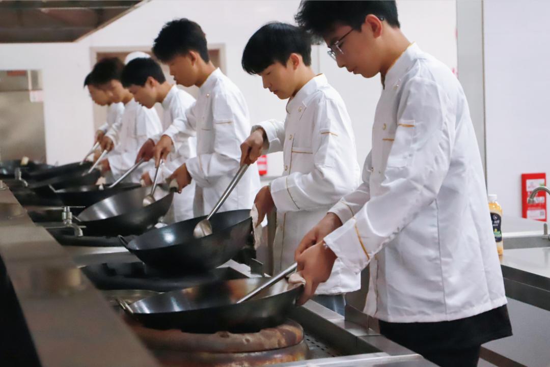 湖北国家补贴免费学餐饮,政府补贴学烹饪