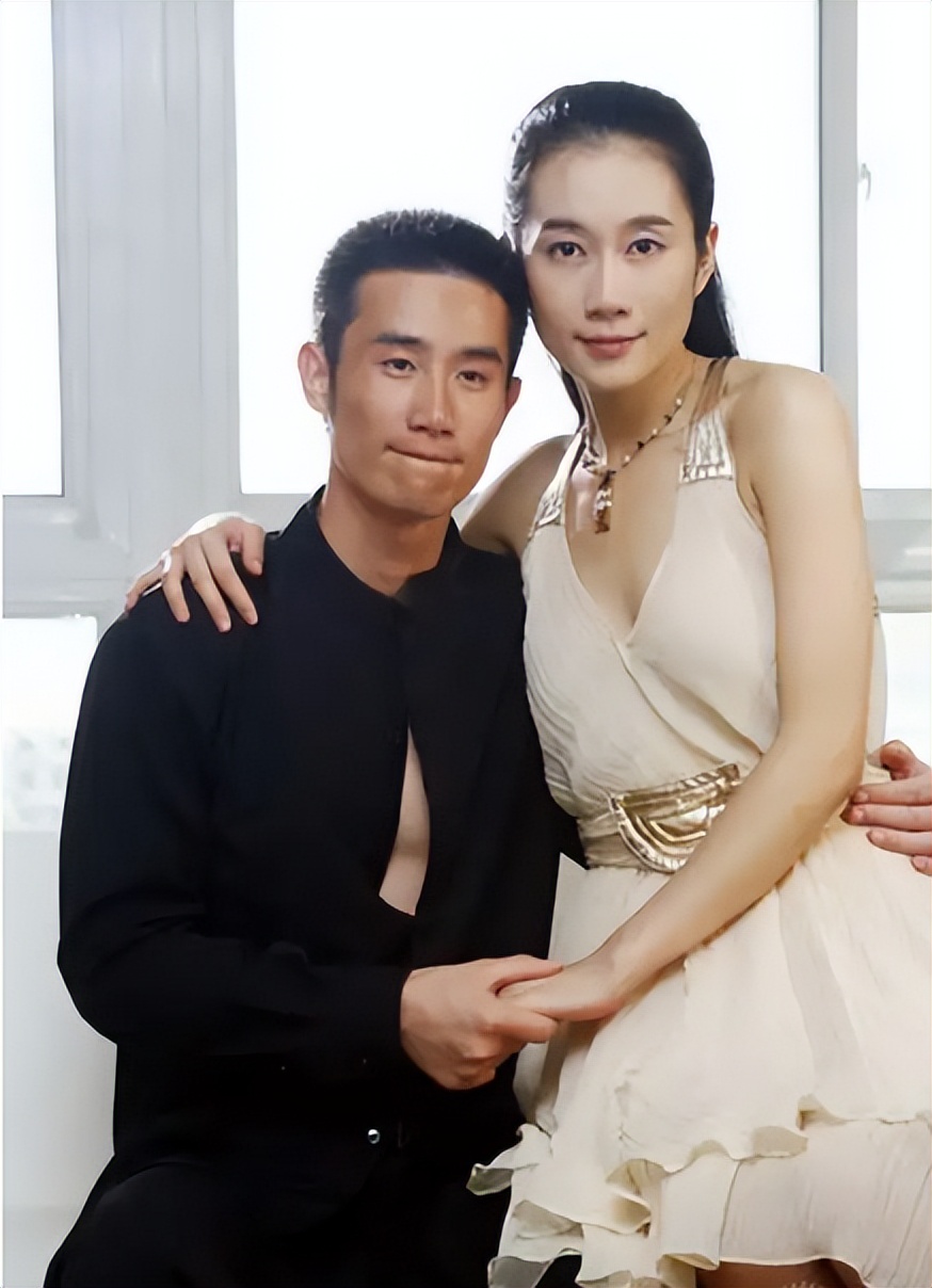 脖子青筋暴起、胸部瘦成排骨，这8位女明星的审美太畸形了