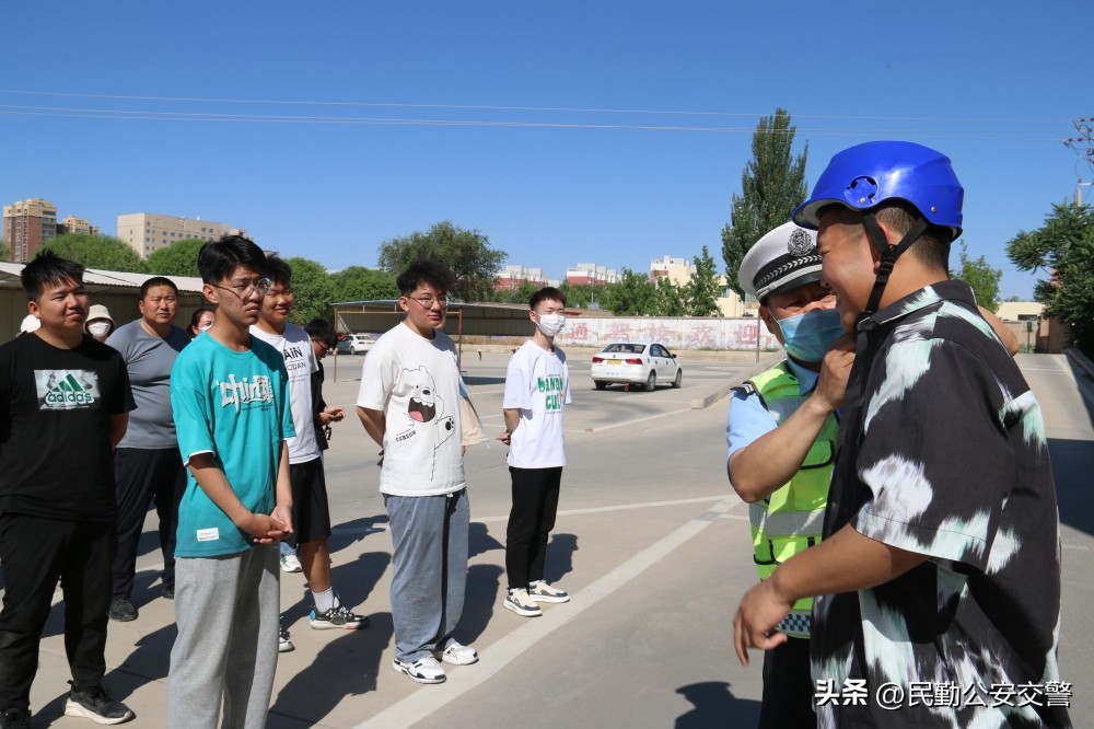 交警进驾校安全警示教育,消除隐患保安全交警清理僵尸车