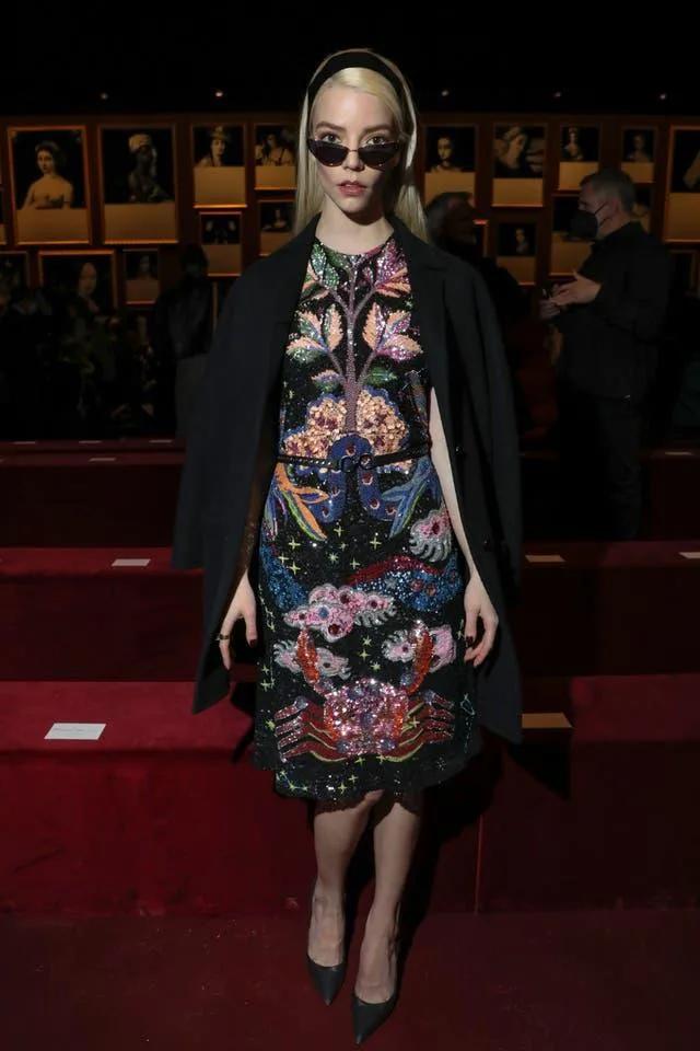 蕾哈娜户外秀孕肚图片,蕾哈娜黑色低领吊带现身