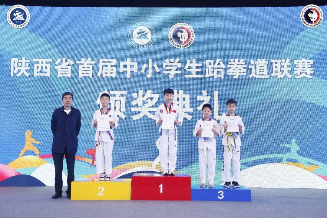 跆拳道小孩夺冠喜报,跆拳道馆比赛获奖喜报模板