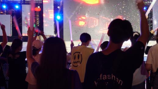 脱离饭圈后，站姐、“私生”与数据女工去哪儿了？