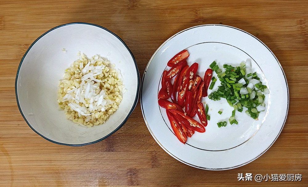 入味香喷喷的茄子煲就可以上桌了,咸鱼茄子煲直接用砂锅的做法