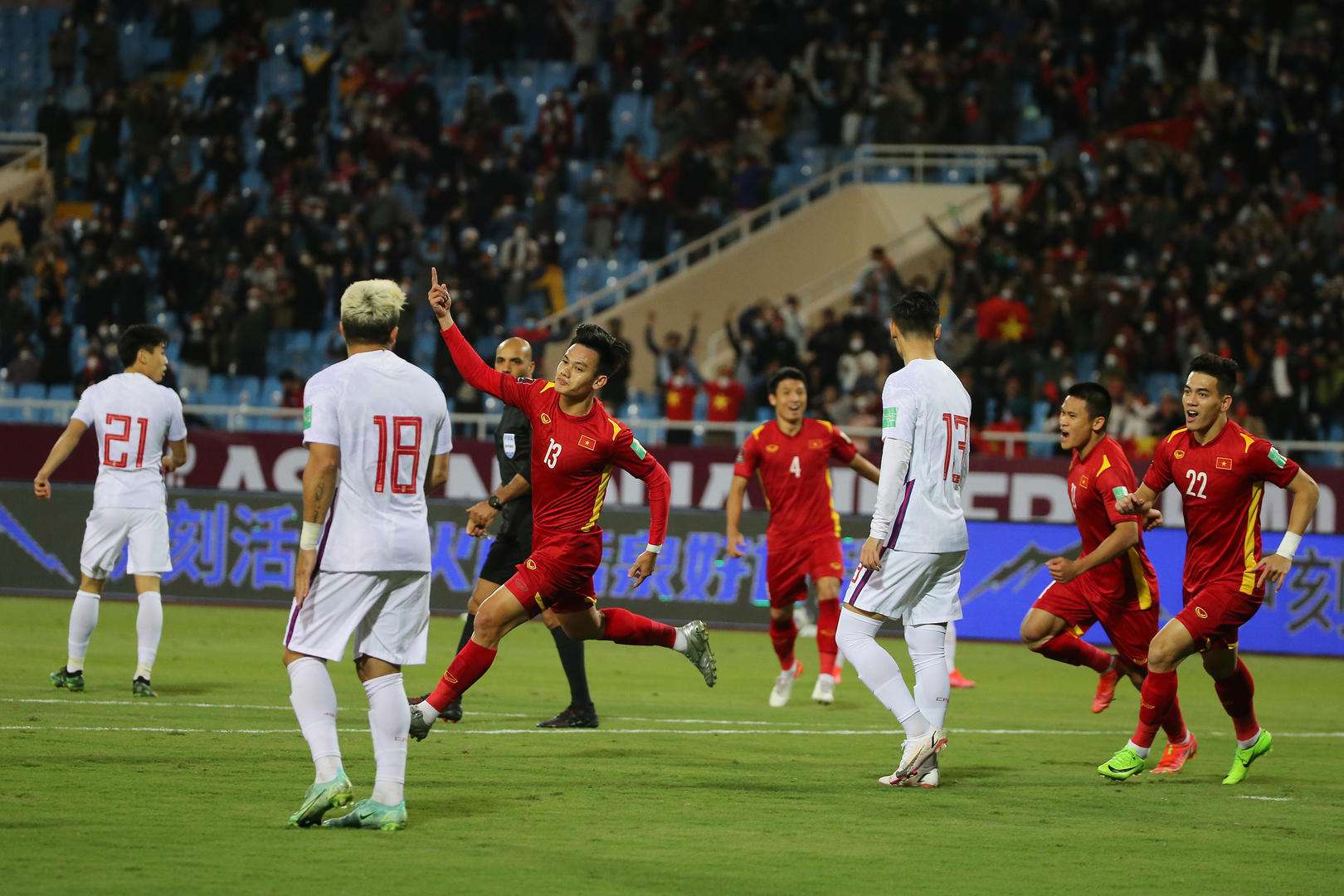 李霄鹏按照球迷要求排兵布阵董路,李霄鹏公开道歉