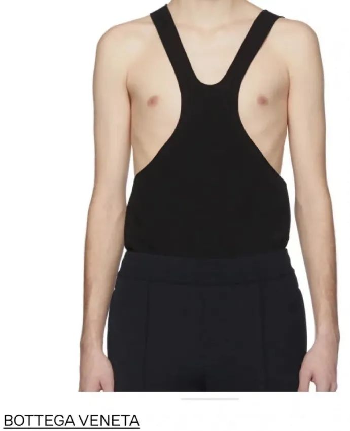 顶流卖丑大翻车！11万的透视裤、露奶衫，25万的飞机包，狗都不买