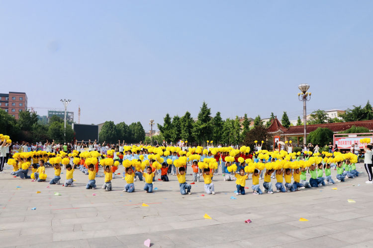 幼儿园亲子运动会主题大手牵小手,小手拉大手运动会