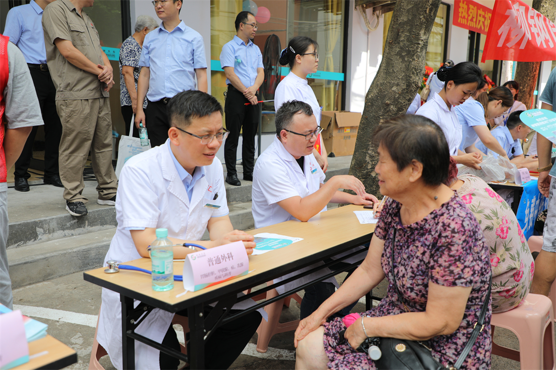 广西柳州：“医院开到家门口”，军休干部有“医”靠