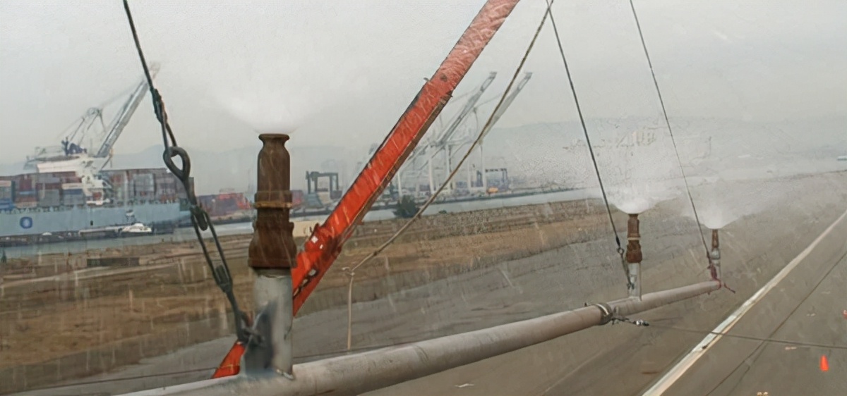 据说台风的时候，要把家里的窗户都打开，这样可以减小风的阻力