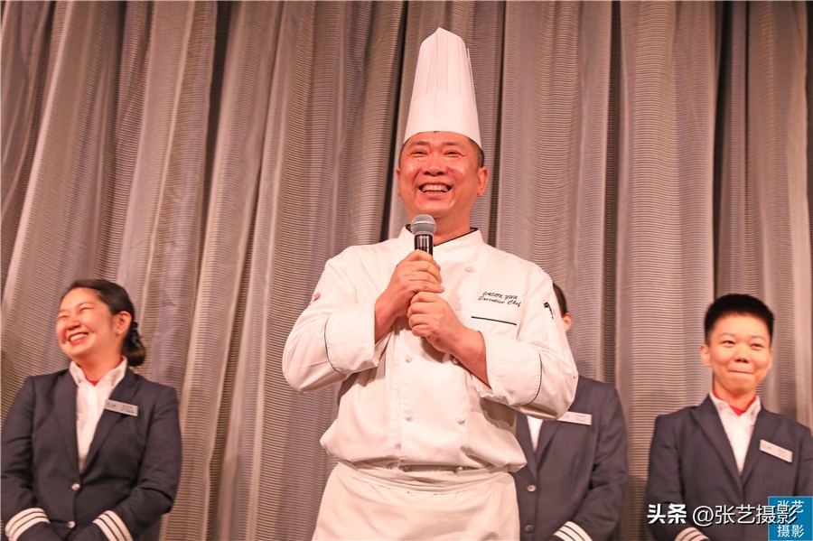 悬挂五星红旗豪华邮轮招商伊敦号，穿过百年历史尘烟再次启航