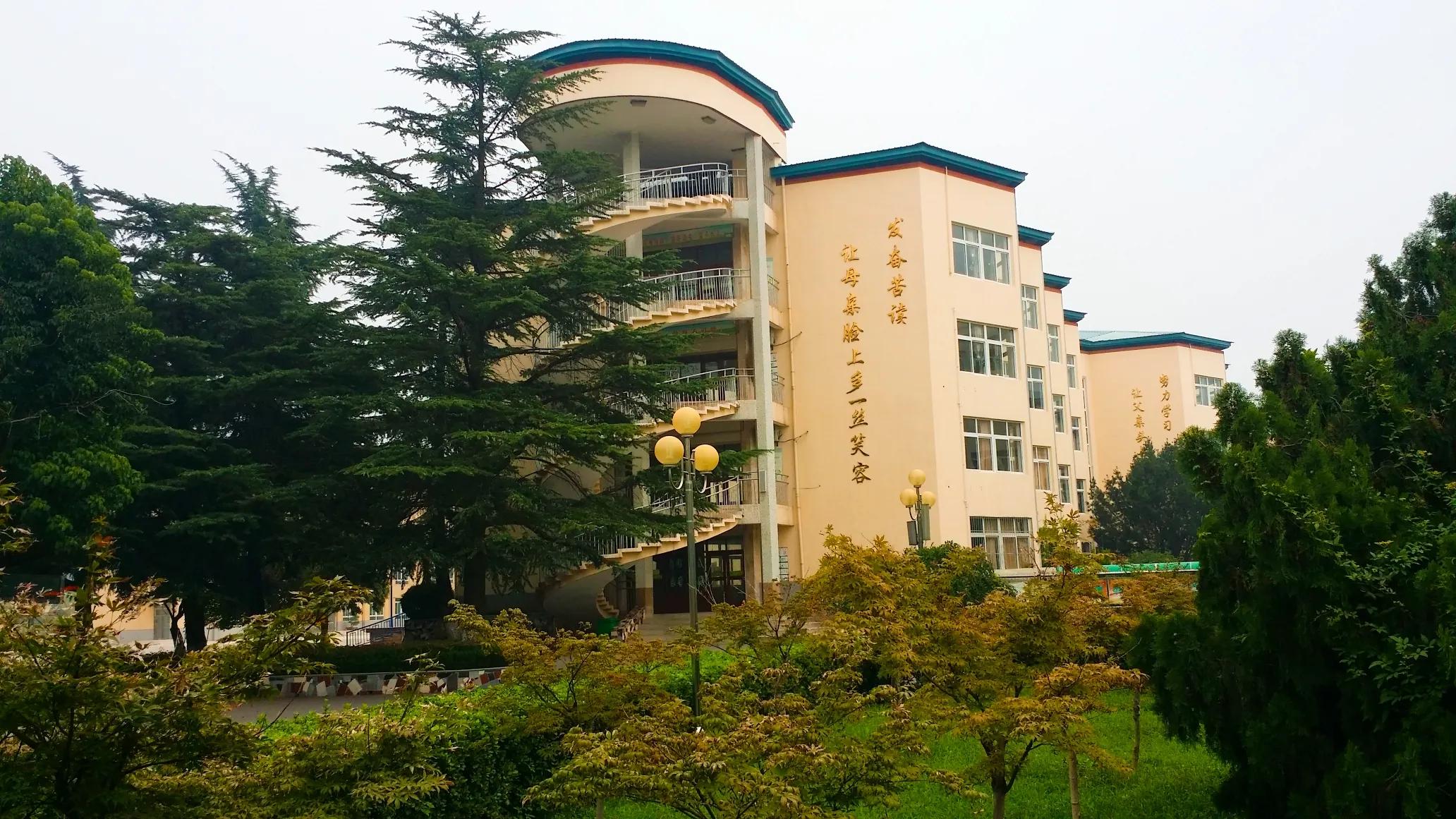 这所中学虽不在主城区，但知名度却悄然攀升