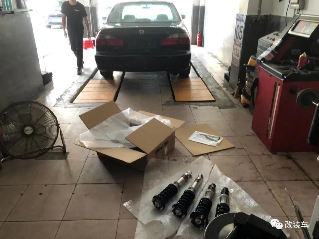 99年小伙的竞技风雅阁,被“美式截停”后也阻挡不了他继续玩车