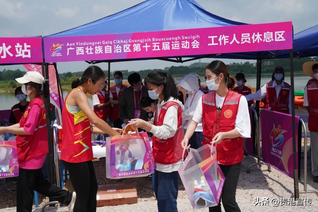 区运会有一群可爱又可敬的人，他们有一个共同的名字：志愿者！