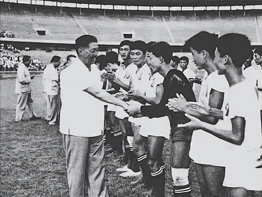 1963年，贺龙对国足说：拿不到前三，回来就解散！最终结果如何？