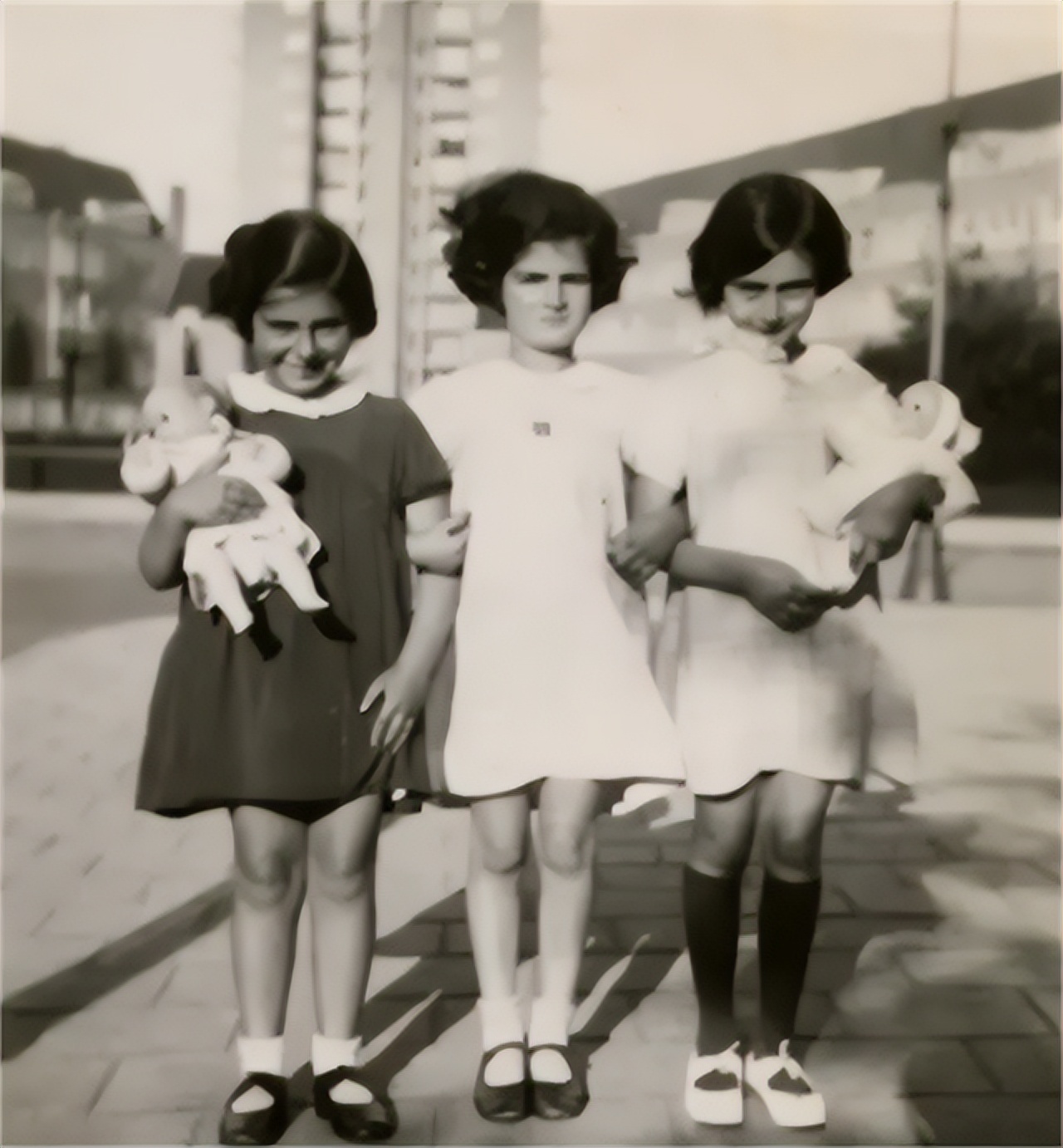 为躲避追捕拯救犹太孤儿,安妮为了躲避大屠杀躲在地下室