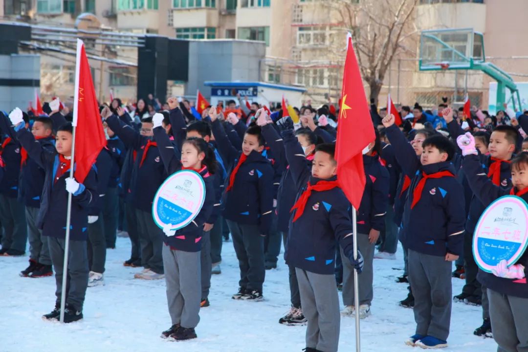 赓续足球文化献礼*党**二十大——明山区实验小学新学期主题升旗仪式