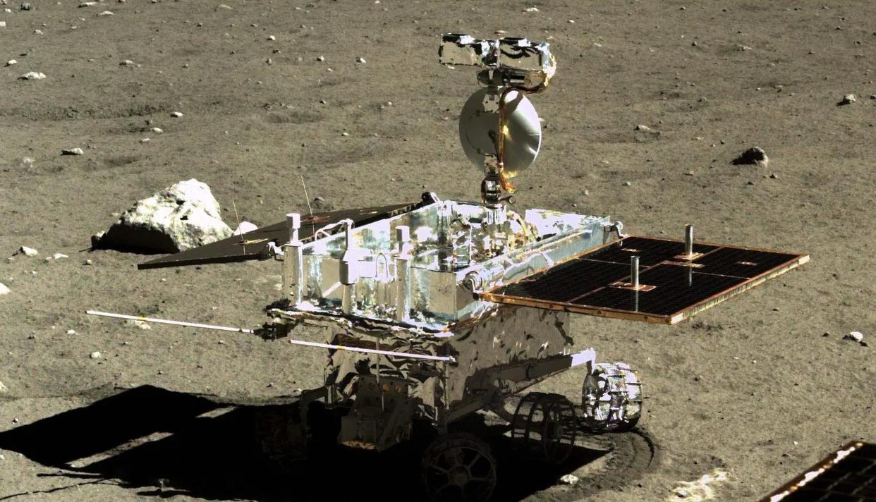 月球背面看到神秘小屋？玉兔2号抵近观察，不久之后答案揭晓