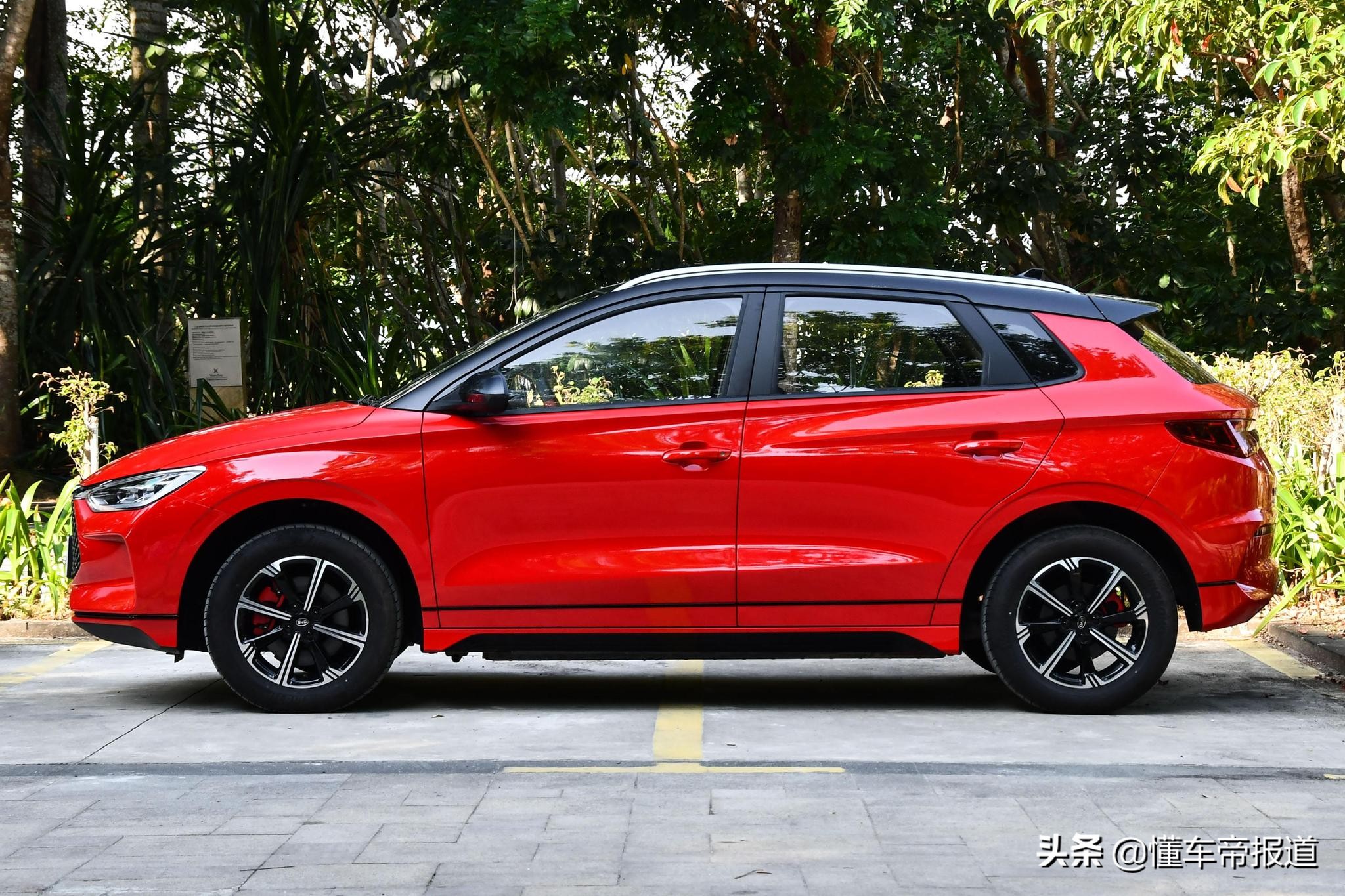 新能源比亚迪e2汽车测评,全新比亚迪e2到店实拍