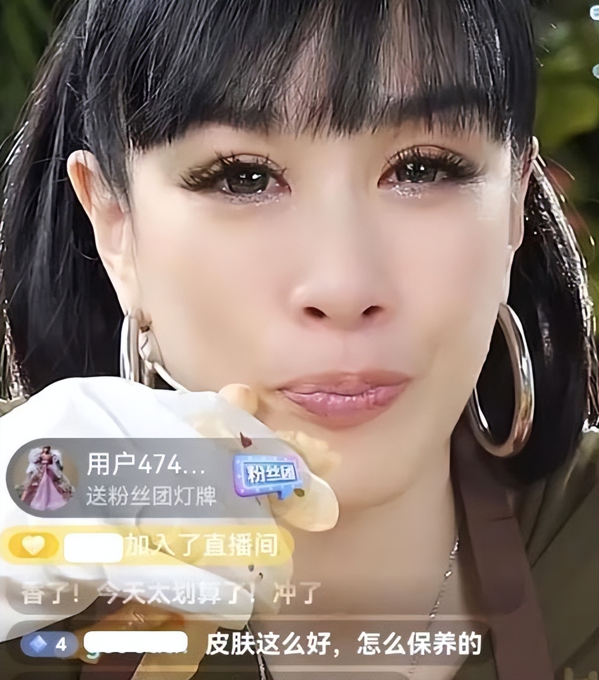 过气演员的窘况:县城忙走穴、直播用怪招,晚节不保,何必呢?