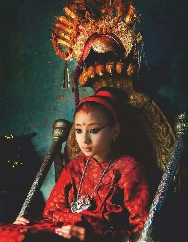 最神秘的尼泊尔女神,尼泊尔神女国王为她下跪的样子