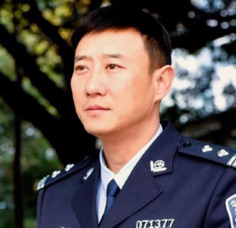 网红交警谭乔名场面,拯救无数司机的“网红交警”谭乔