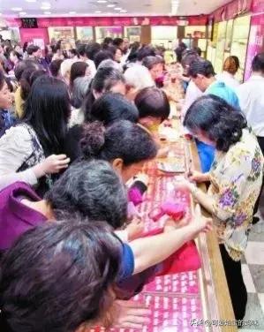 “退烧药成盒扔”国人跟风习惯自叹不如，囤货的人钱赚疯了吧！