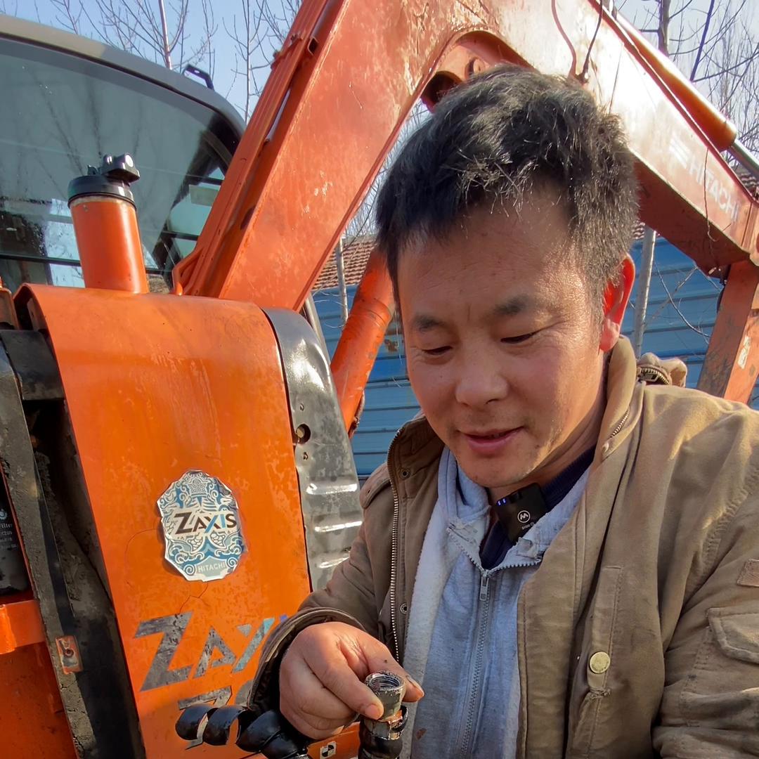 日立70挖机往前走无力往后走正常,日立70挖机旋转不快