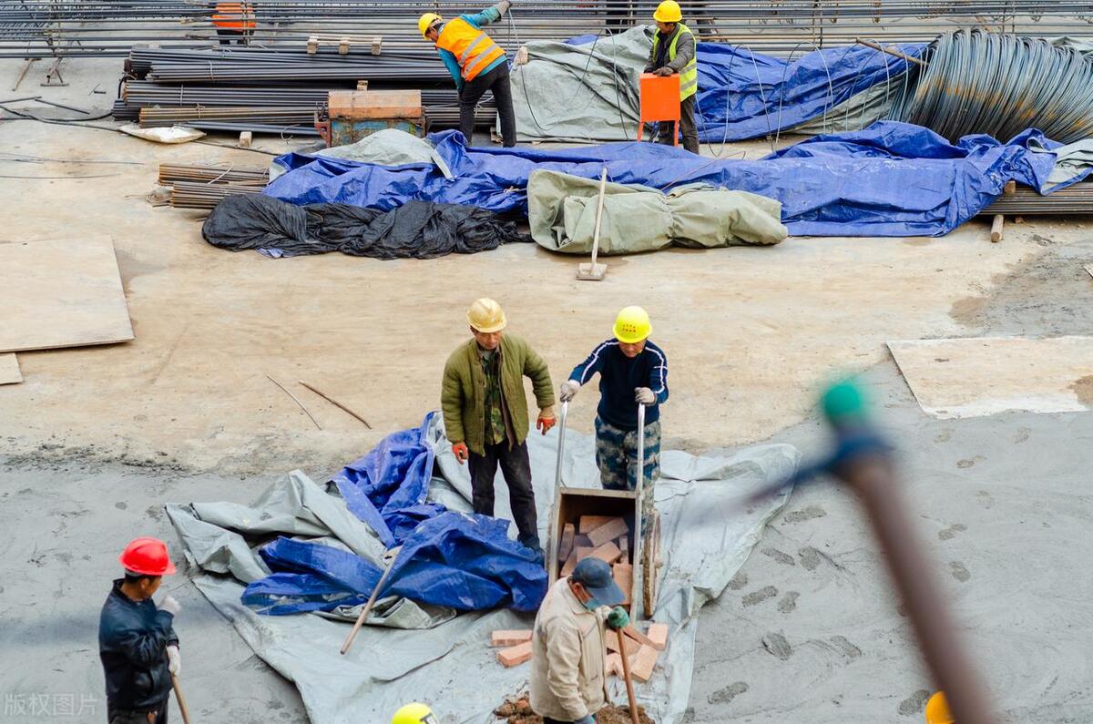 现在经济发展了，我们应该尽量营造环境，避免花甲农民出来打工