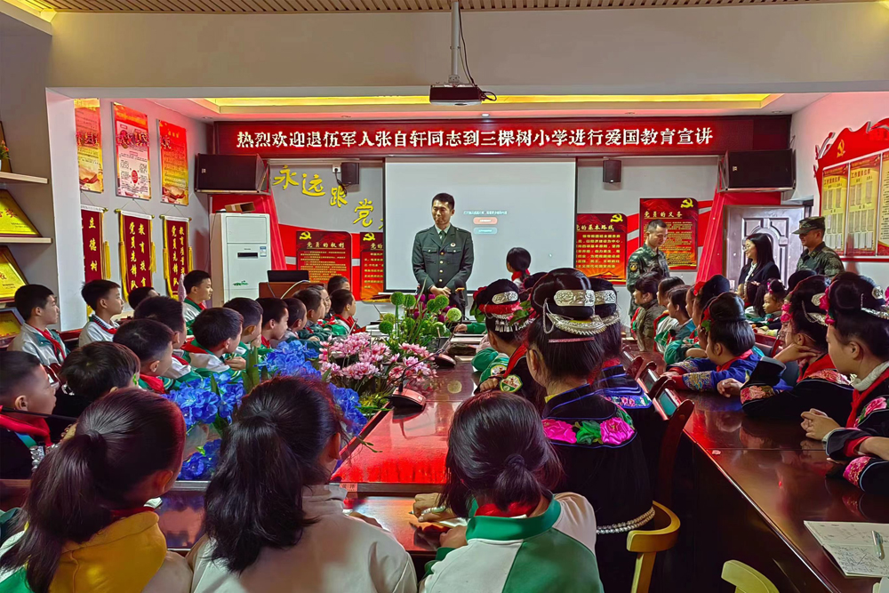 今天,“偶像”走进凯里市这所学校