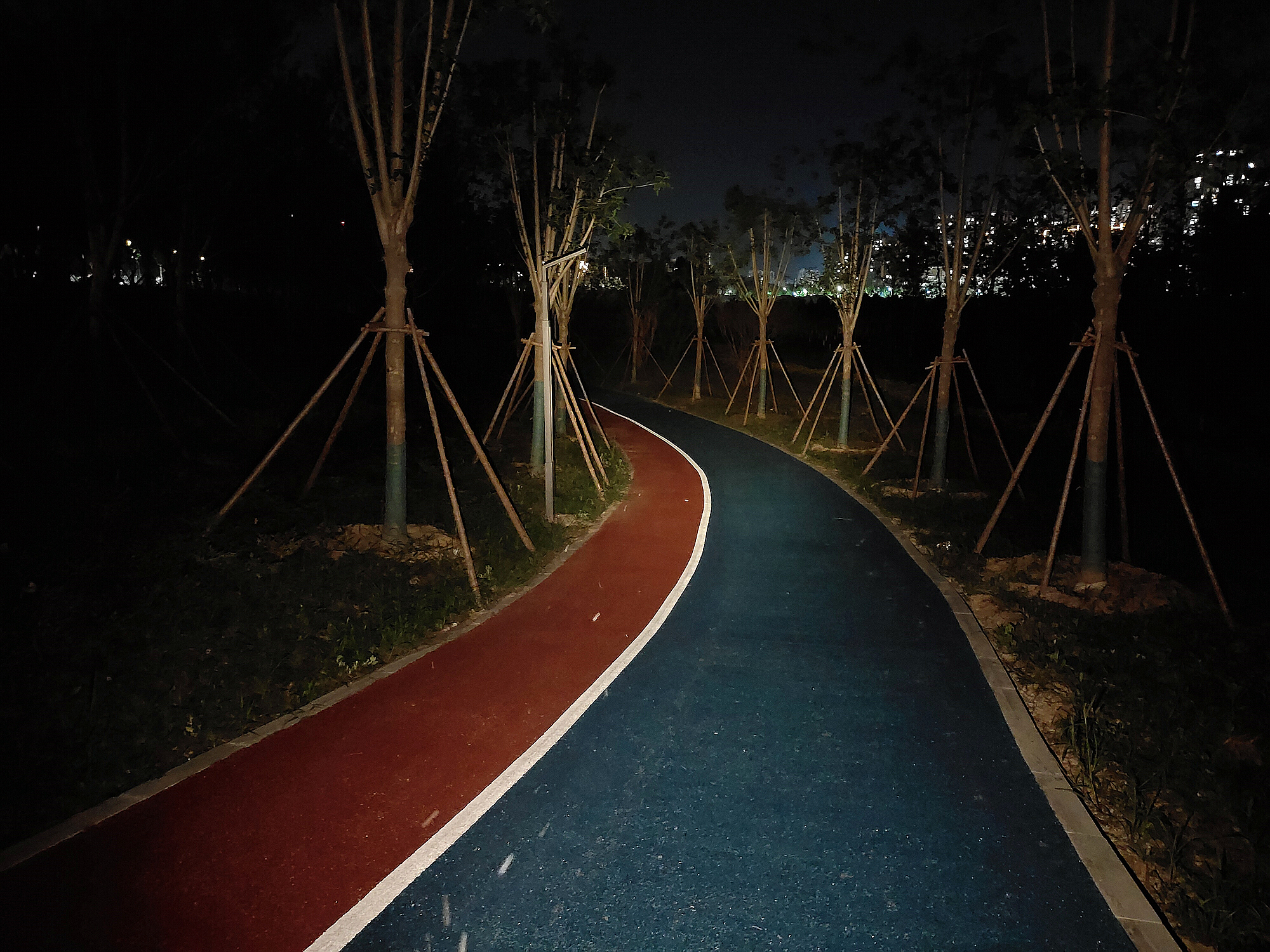 年轻更时尚，菲尼克斯HM65R-DT镁合金越野跑头灯体验