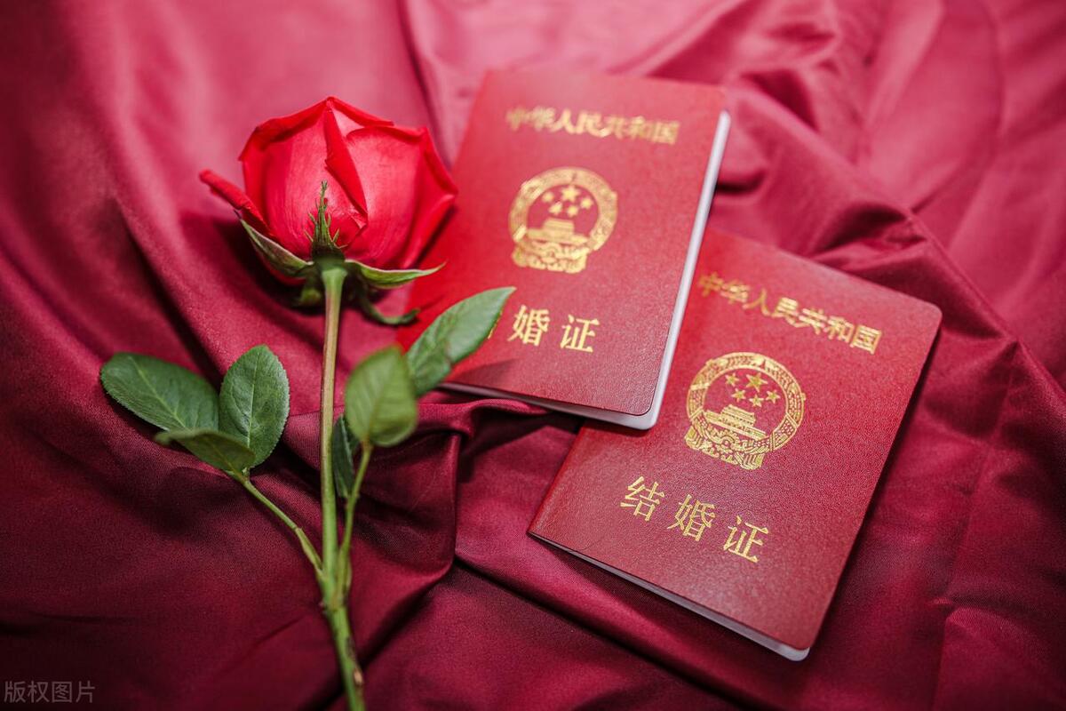 婚姻：弟弟开黄腔，订婚被掀桌子；典礼新郎要挨打，习俗要不要？