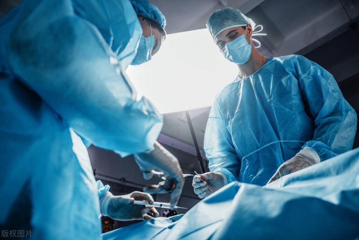 女友出去玩就要上厕所，一次十几分钟，肚子疼有坠胀感，怎么回事