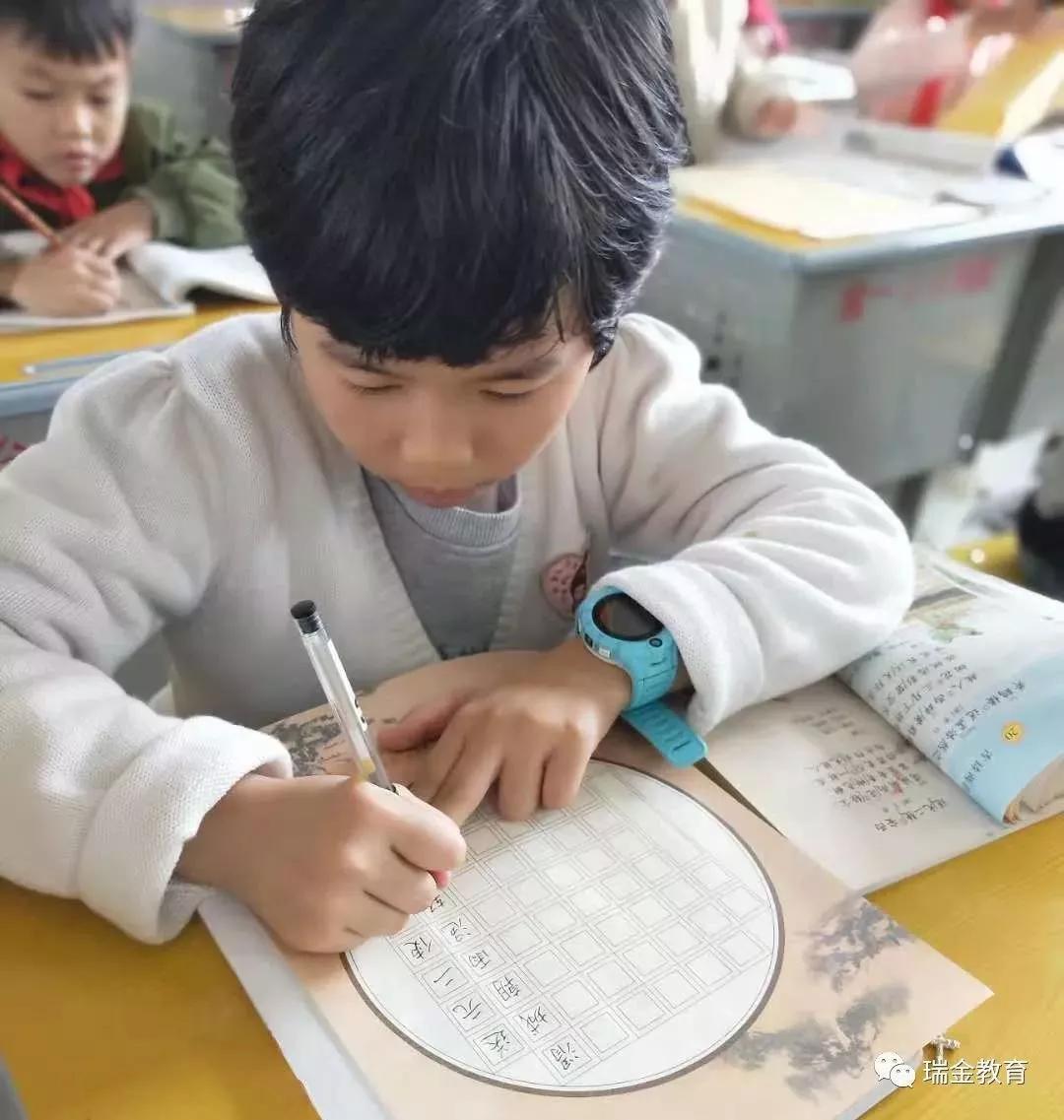 草根作家杨正夫乡土作品选集（四）勤劳的“小蜜蜂”文/杨正夫