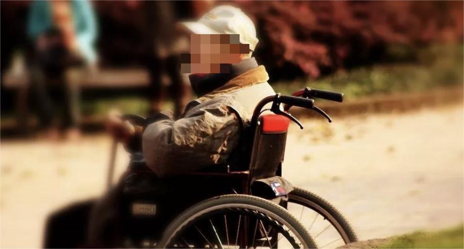 七旬的重庆老教师，在众人面前露出*体下**，引围观群众的不满和质疑