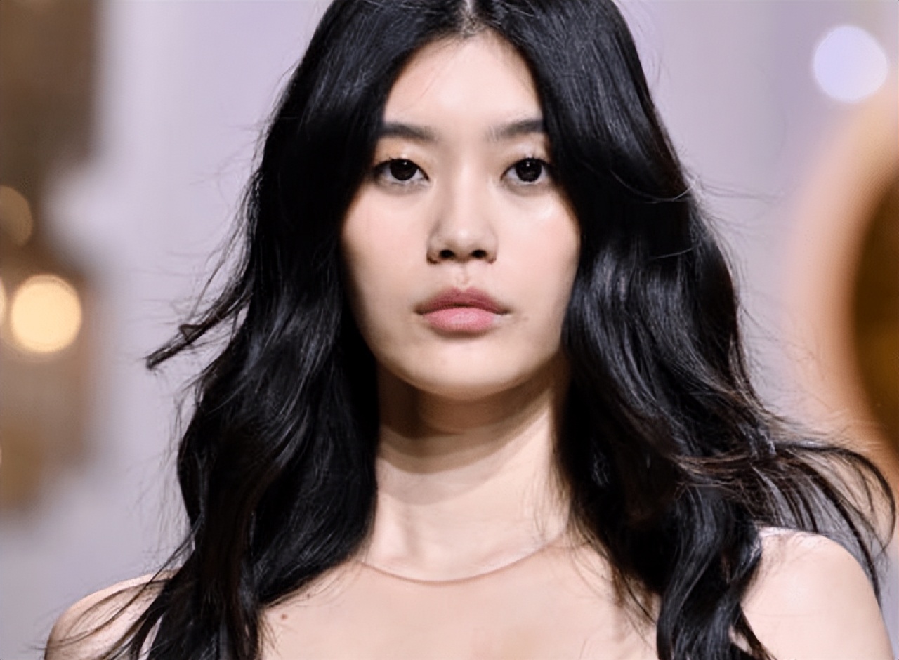 奚梦瑶整容了?鼻翼缩小,满满幼态,戴钻戒大秀恩爱