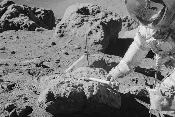 我国科学家为您解密月球神秘事件,霍金谈月球事件