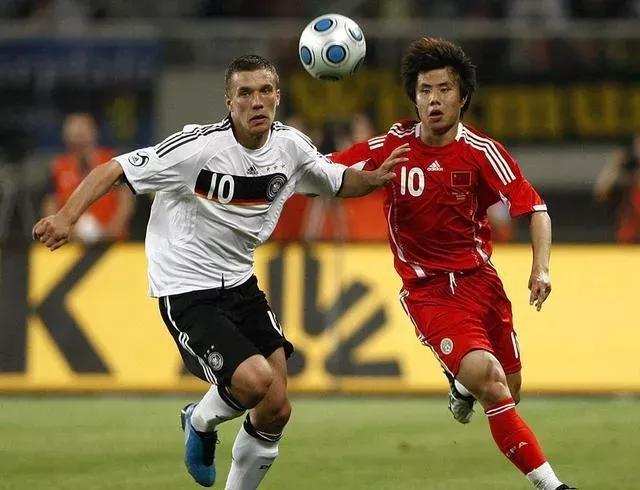 业余队穷小子漂洋过海追逐足球梦，伯乐只会赏识奋发向上的千里马