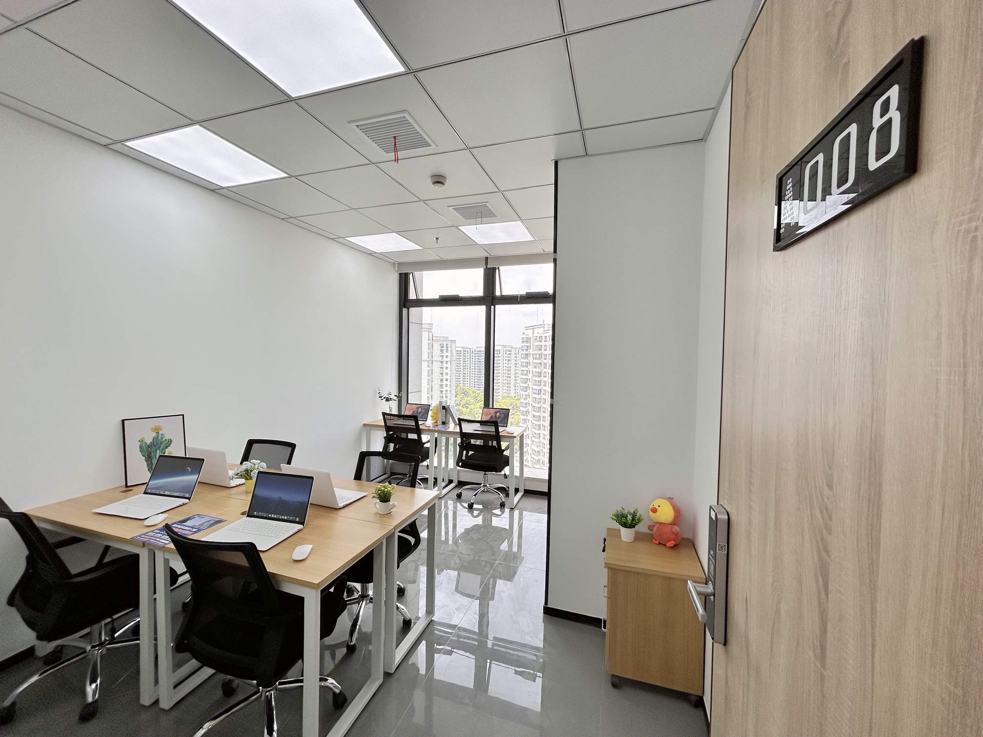 高铁站附近有办公室出租吗,地铁口办公室直租