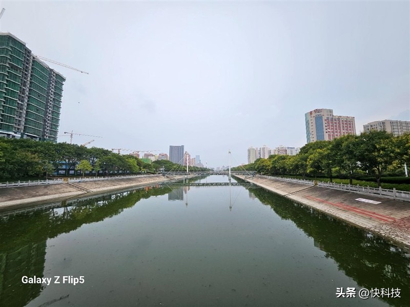 三星galaxyzflip防水测试,三星折叠手机zflip5防水吗