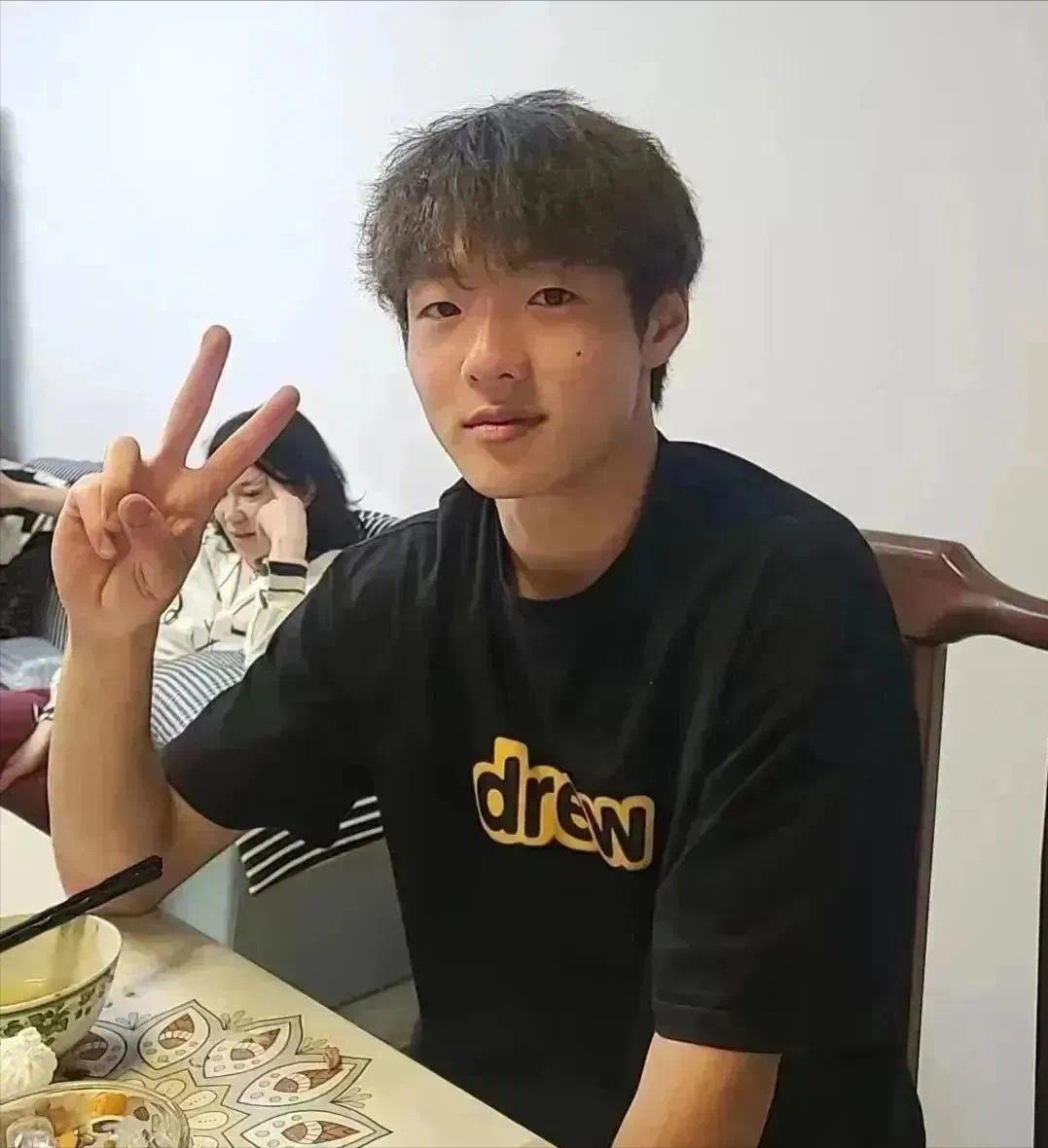 校霸挑衅体育生被群殴,湖北高校冲突事件后续打人男子