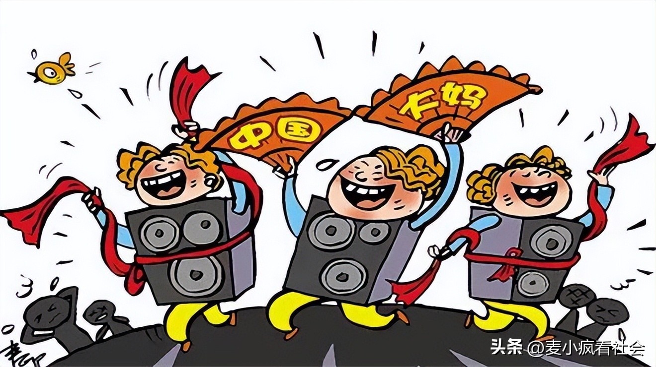 广场舞大妈又来抢地盘了！搬走10米外的篮球架，说：怕被砸