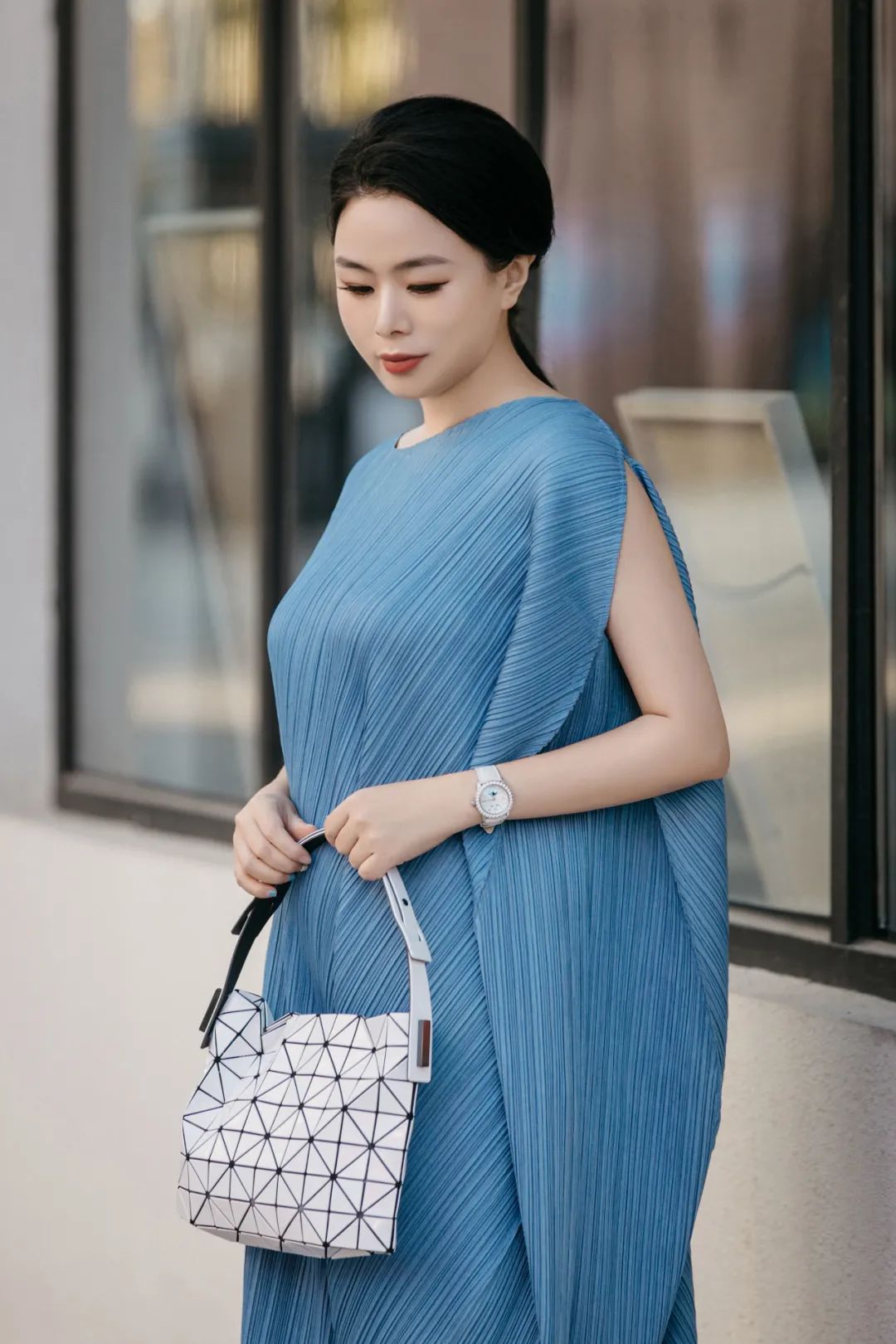 孟晚舟紫色连衣裙,孟晚舟蓝色连衣裙