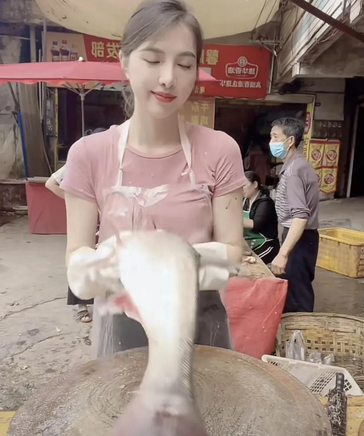 热搜上穿性感旗袍卖“*霸波**奶茶”的女老板，暴露出当下网红的病态