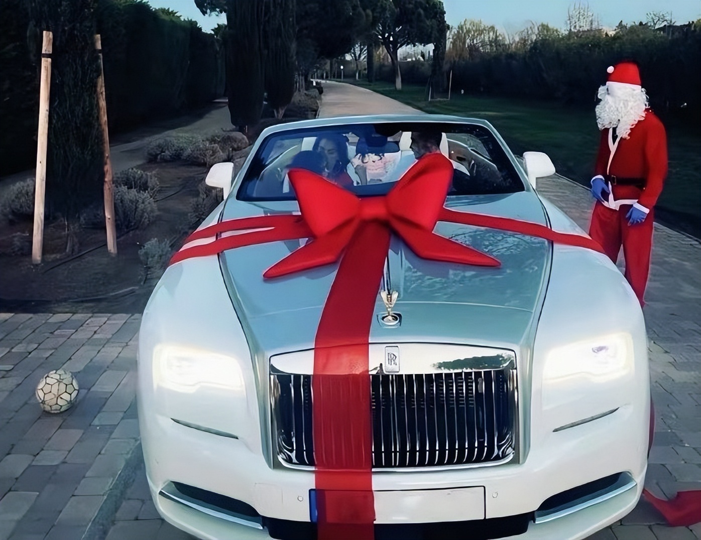 生3个孩子也没用，乔治娜花钱如流水高调炫富，和C罗出现感情危机