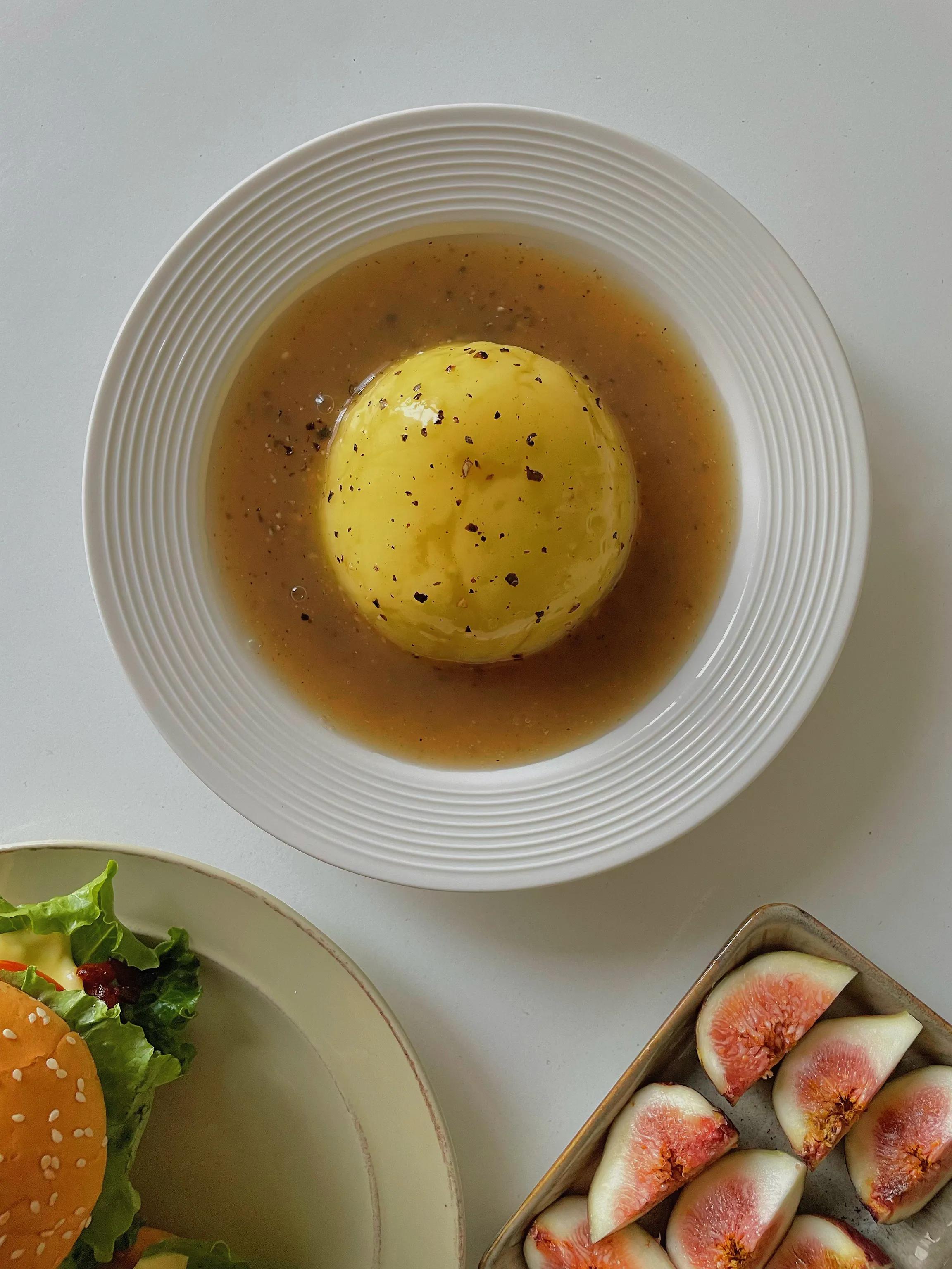 新奥尔良鸡腿堡的鸡腿肉鲜嫩多汁,一个不加酱的奥尔良鸡腿堡